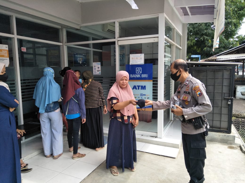 Anggota Polsek Tarub Bagikan Masker Gratis untuk Warga