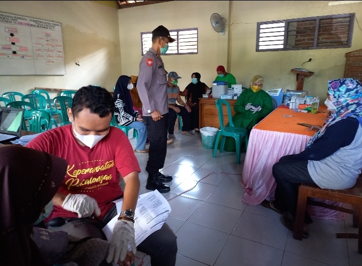 Personil Polsek Margasari kawal giat Vaksinasi Covid 19 11/12/2021 polsek Margasari