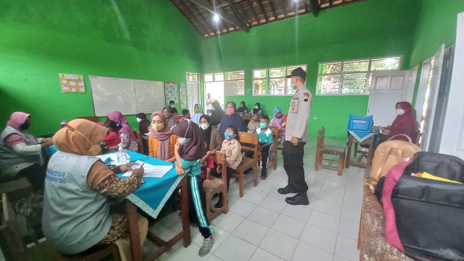 Personil Polsek Margasari kawal giat Vaksinasi Covid 19 Anak Sekolah Dasar dosis 2 05/03/2022 polsek Margasari