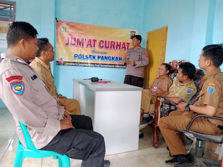 Menyerap aspirasi masyarakat di wilayah hukum Polsek Pangkah *Jumat Curhat* di Balai Desa Ds. Kalikangkung Kecamatan Pangkah Kab Tegal.