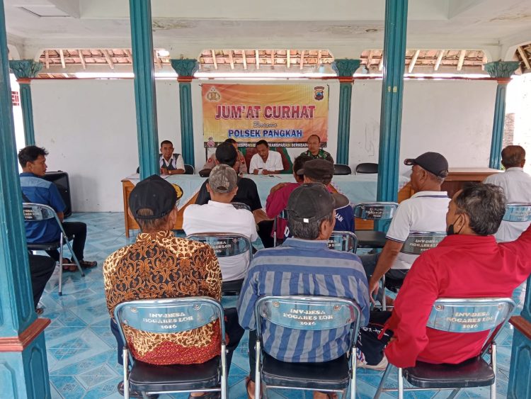 Menyerap aspirasi masyarakat di wilayah hukum Polsek Pangkah *Jumat Curhat* di Balai Desa Ds. Bogares Lor Kecamatan Pangkah Kab Tegal.
