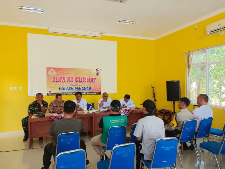 Menyerap aspirasi masyarakat di wilayah hukum Polsek Pangkah *Jumat Curhat* di ruang rapat Kecamatan Pangkah Kab Tegal.