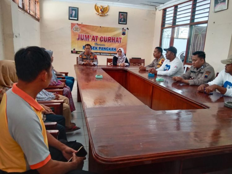 Menyerap aspirasi masyarakat di wilayah hukum Polsek Pangkah *Jumat Curhat* di Balai Desa Pangkah Kecamatan Pangkah Kab Tegal.