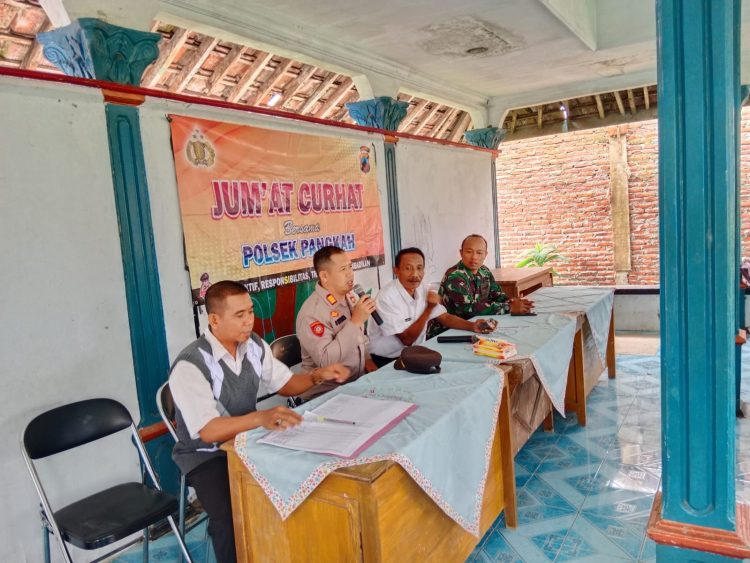 Menyerap aspirasi masyarakat di wilayah hukum Polsek Pangkah *Jumat Curhat* di Balai Desa Ds. Bogares Lor Kecamatan Pangkah Kab Tegal
