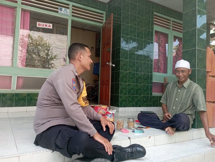 Bhabinkamtibmas adalah seorang anggota Kepolisian Republik Indonesia yang bertugas sebagai penghubung antara polisi dengan masyarakat di tingkat desa atau kelurahan. Mereka melakukan patroli dan berinteraksi dengan warga untuk mencegah kejahatan, termasuk curanmor (pencurian sepeda motor).Dalam tugasnya, Bhabinkamtibmas melakukan kegiatan sambang warga atau kunjungan ke rumah-rumah warga untuk membangun hubungan baik, mendengarkan keluhan, dan memberikan informasi tentang keamanan. Selain itu, mereka juga memberikan edukasi kepada warga tentang cara menjaga dan mengamankan kendaraan mereka untuk mengantisipasi curanmor.Tindakan proaktif seperti ini membantu mencegah kejahatan curanmor dan meningkatkan rasa aman di lingkungan masyarakat. Jadi, Bhabinkamtibmas berperan penting dalam menjaga keamanan dan ketertiban di tingkat lokal.