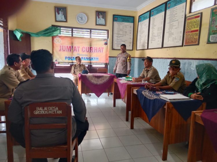 Menyerap aspirasi masyarakat di wilayah hukum Polsek Pangkah *Jumat Curhat* di Balai Desa Ds. Grobokk Wetan Kecamatan Pangkah Kab Tegal